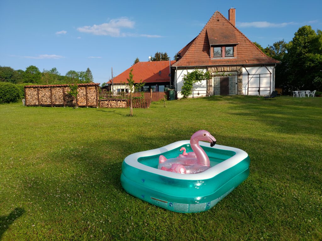 Sommerfreude 2022 Sommerurlaub Kurzurlaub Ferienhaus ringgau mit Planschbecken und Flamingo Urlaub in Deutschland