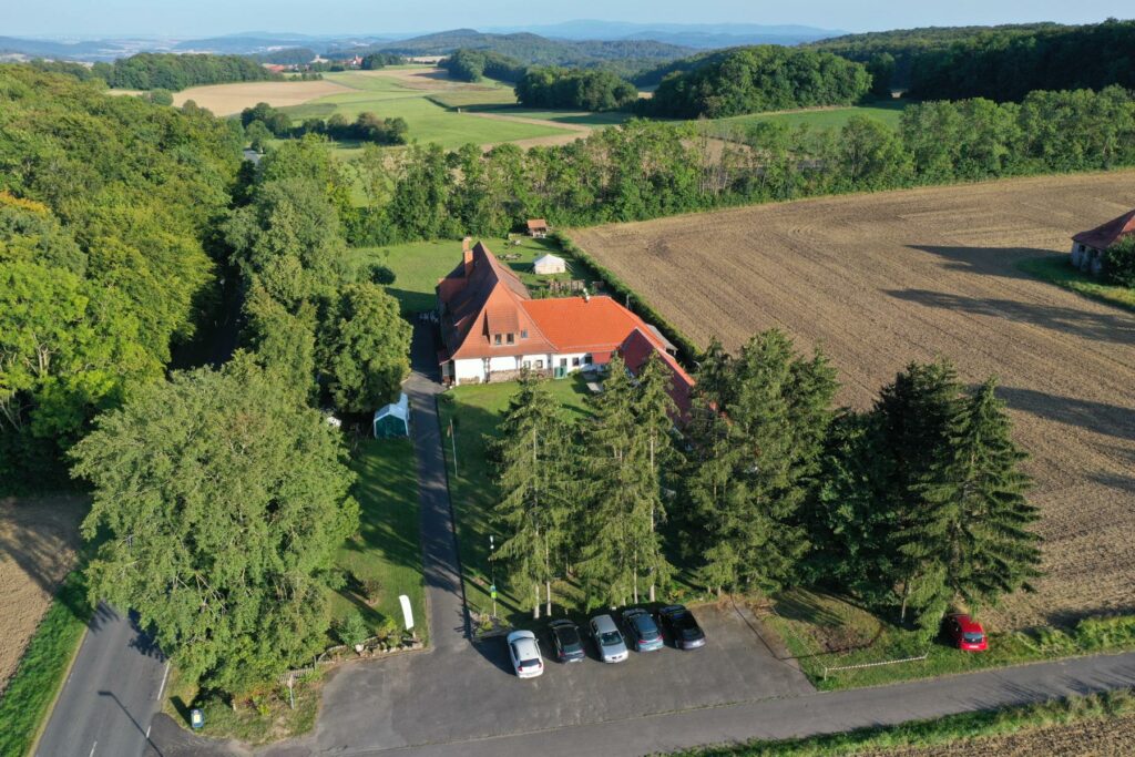 idee Ziel Menschen Gemeinschaft Haus Ferienhaus Ringgau #Ferienhaus #Gruppenurlaub #Gemeinsamreisen #Vereinsurlaub #Naturfreunde #Urlaubshaus #Urlaubmithund #Urlaubmitfreunden #Altefeld #Biker #Musiker #Reenactors #Familienurlaub #Familienfeiern #Wochenendurlaub #Gruppenreise #Veranstaltung #Übernachtung #Zimmer #Unterkunft #Hostel #Jugendhaus #Event #Treffpunkt #Thüringen #Hessen #A4 Ferienhaus Ringgau - Alleinlage
Nordhessen - Altefeld